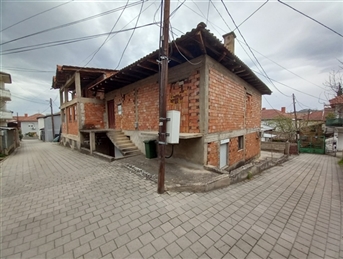 Се продава 🏠 во Кавадарци во близина на центарот. Со површина: Приземје : 70 м²
