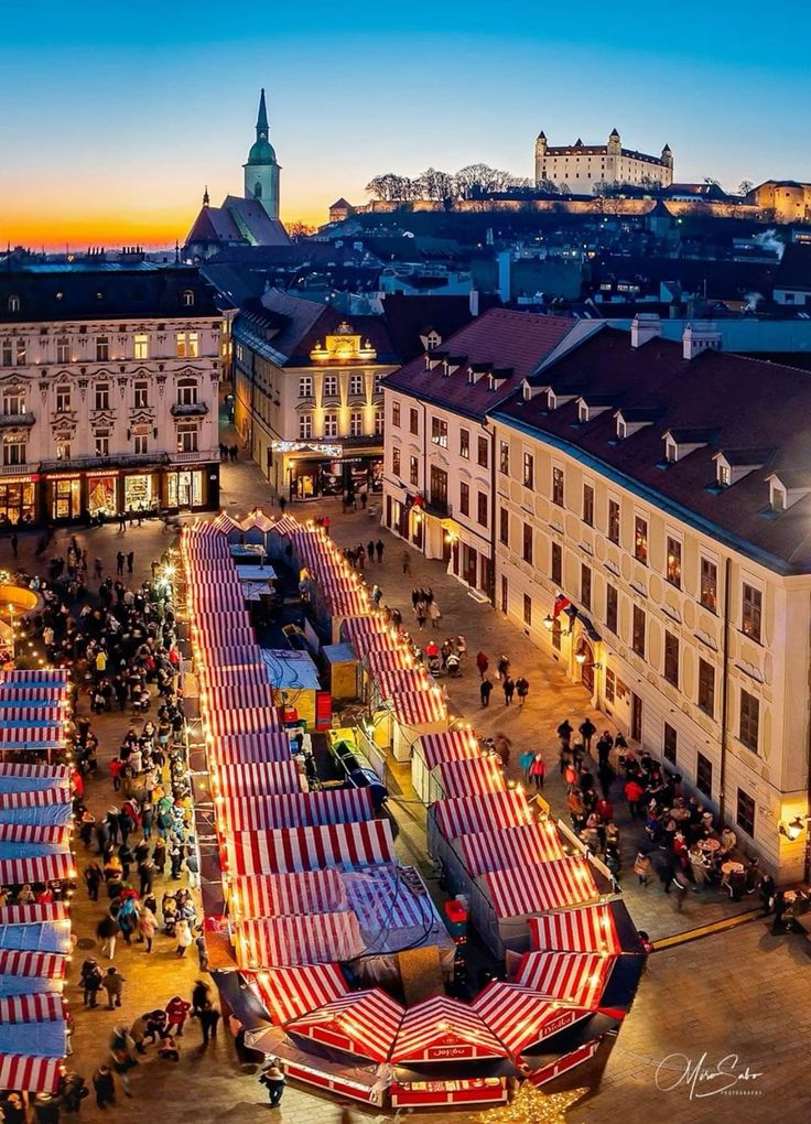 Братислава & Виена: Божиќна Бајка и Outlet Parndorf - Сопствена програма