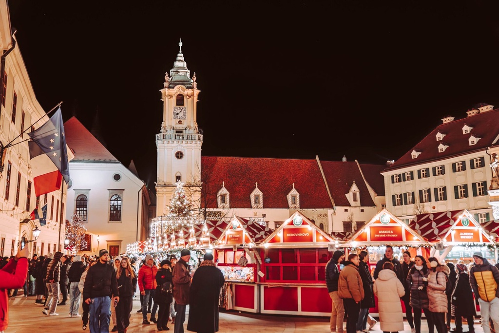 Братислава & Виена: Божиќна Бајка и Outlet Parndorf