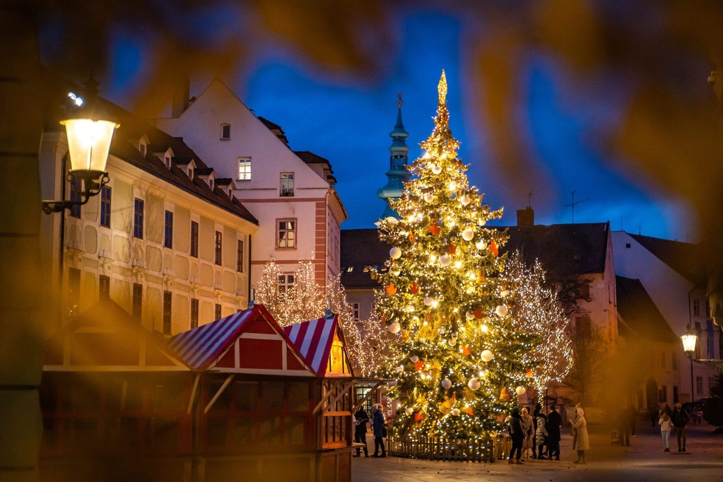 Братислава & Виена: Божиќна Бајка и Outlet Parndorf